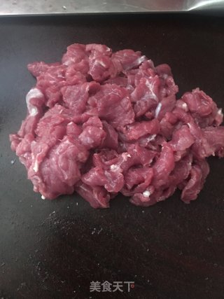 子姜炒牛肉的做法步骤：1