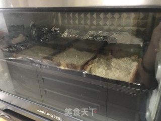鸡蛋酸黄瓜三明治的做法步骤：1