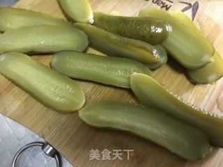 鸡蛋酸黄瓜三明治的做法步骤：2