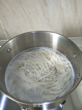 榨菜肉丝面的做法步骤：2