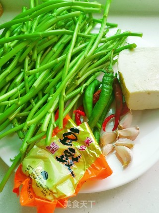 空心菜梗炒午餐肉的做法步骤：1