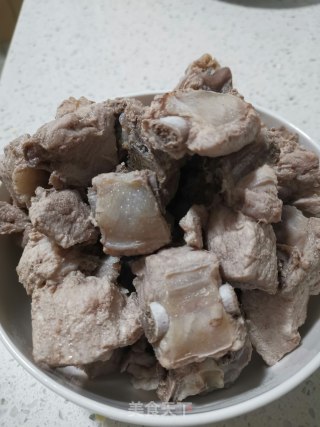 莲藕糯玉米排骨汤的做法步骤：1