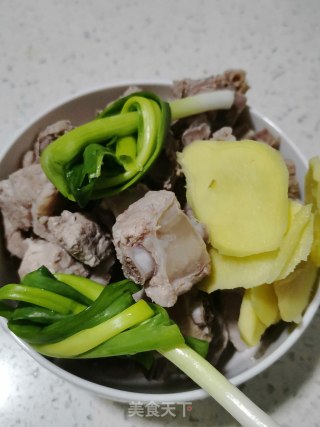 莲藕糯玉米排骨汤的做法步骤：2