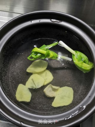 莲藕糯玉米排骨汤的做法步骤：5