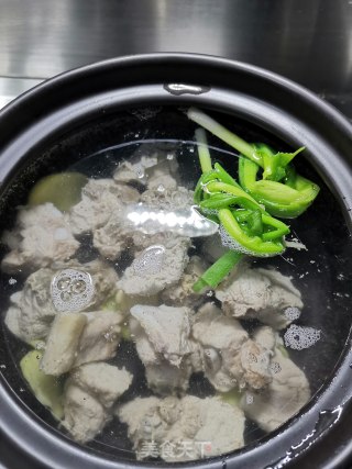 莲藕糯玉米排骨汤的做法步骤：6