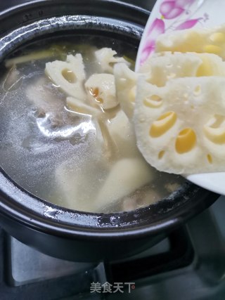 莲藕糯玉米排骨汤的做法步骤：8