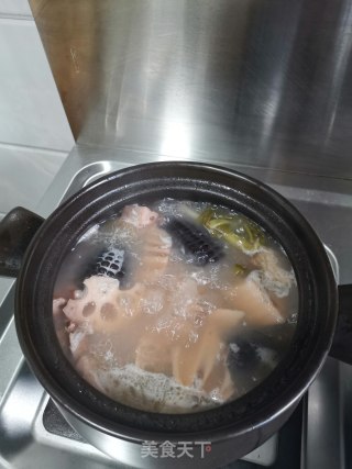 莲藕糯玉米排骨汤的做法步骤：9