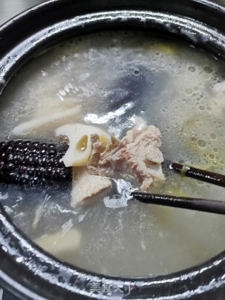 莲藕糯玉米排骨汤的做法步骤：10