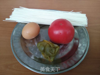 番茄榨菜鸡蛋面的做法步骤：1