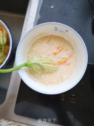 酥炸南瓜花的做法步骤：3