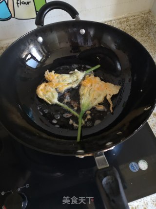 酥炸南瓜花的做法步骤：4