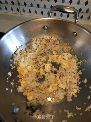 菠萝炒蛋饭的做法步骤：3