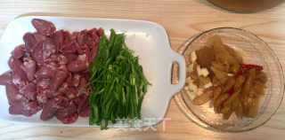 下饭菜泡椒鸡心，小美的美食的做法步骤：1