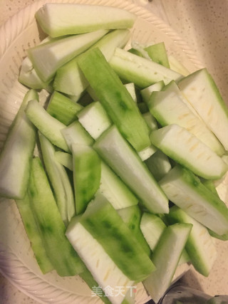 丝瓜爆香小鱿鱼的做法步骤：1