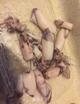 丝瓜爆香小鱿鱼的做法步骤：2