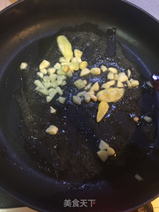 丝瓜爆香小鱿鱼的做法步骤：5