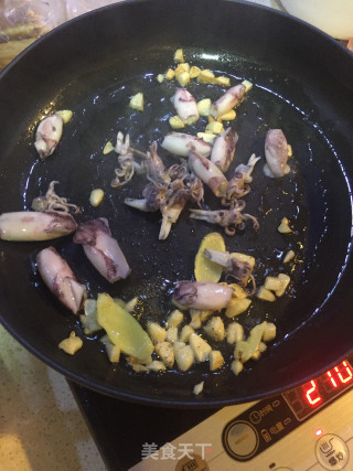 丝瓜爆香小鱿鱼的做法步骤：6