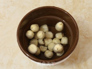 雪梨莲子汤的做法步骤：1