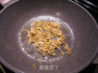 榨菜牛肉炒蘑菇的做法步骤：2