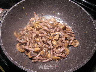 榨菜牛肉炒蘑菇的做法步骤：6