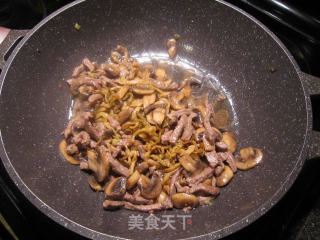榨菜牛肉炒蘑菇的做法步骤：7