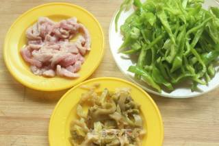 #榨菜#青椒榨菜炒肉丝的做法步骤：1