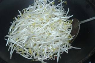#榨菜#榨菜炒豆芽的做法步骤：2