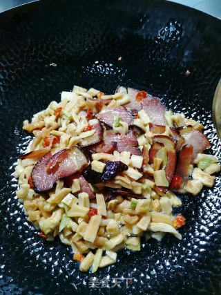 居家小炒之萝卜干炒腊肉的做法步骤：4