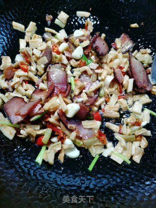 居家小炒之萝卜干炒腊肉的做法步骤：5