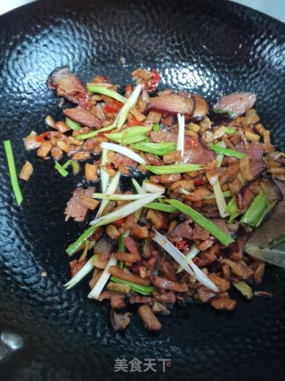 居家小炒之萝卜干炒腊肉的做法步骤：9
