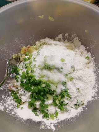 蕃薯香葱煎饼的做法步骤：2