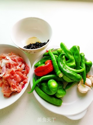青椒炒肉的做法步骤：1