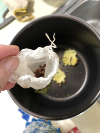 琵琶骨藕块绿豆汤的做法步骤：2