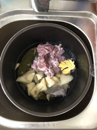 琵琶骨藕块绿豆汤的做法步骤：3