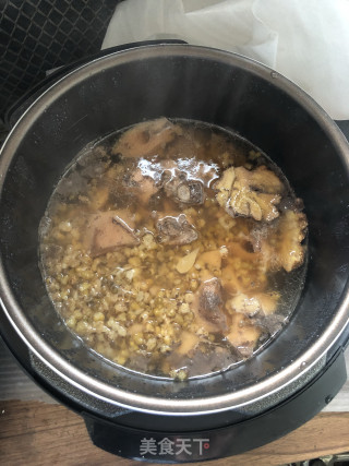 琵琶骨藕块绿豆汤的做法步骤：4