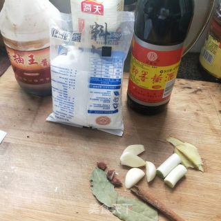 黄酒炖猪蹄的做法步骤：1