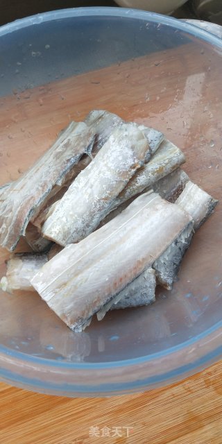 香酥带鱼的做法步骤：1
