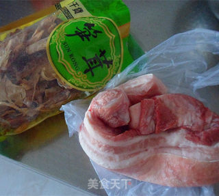 笋茸炖肉的做法步骤：1