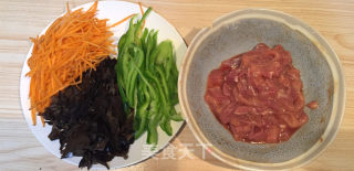 鱼香肉丝，小美的美食的做法步骤：2