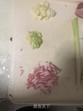 韭菜土豆丝的做法步骤：1
