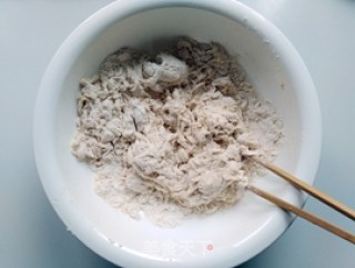 榨菜黑胡椒培根卷饼的做法步骤：2