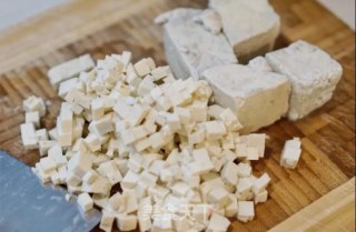 臭豆腐炒鸡蛋的做法步骤：2