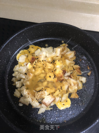 面包丁煎蛋饼的做法步骤：3