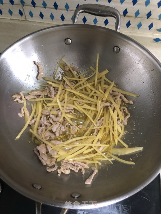 红椒土豆炒肉丝的做法步骤：3