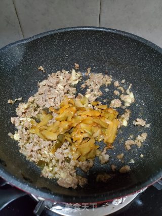 肉末炒榨菜的做法步骤：2