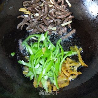 榨菜牛肉盖浇饭的做法步骤：7