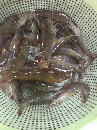 白灼大对虾的做法步骤：1