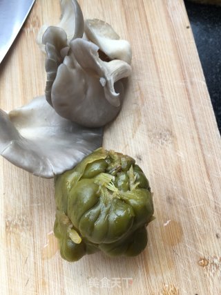 “榨菜”肉丝平菇炒榨菜的做法步骤：1