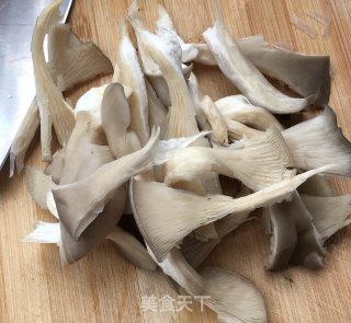 “榨菜”肉丝平菇炒榨菜的做法步骤：2