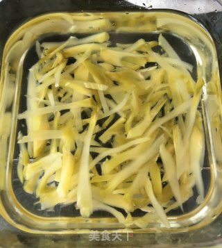 “榨菜”肉丝平菇炒榨菜的做法步骤：4